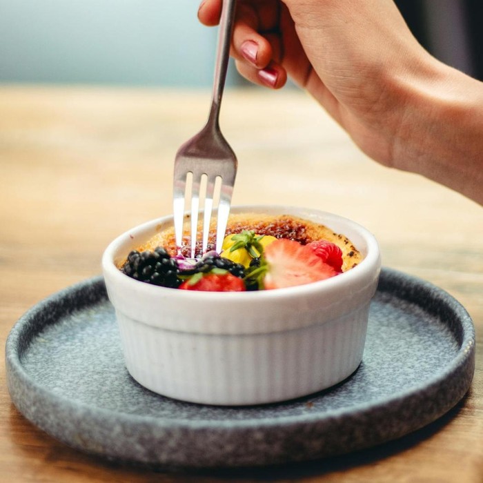 Selain cokelat, kamu juga bisa membuat creme brulee sebagai sajian saat Valentine.