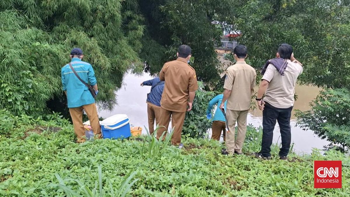 Limbah Kebakaran Gudang Kimia Diduga Cemari Kali di Serpong Tangsel