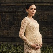 Tampil Elegan dengan Sentuhan Tradisional, Intip Gaya Alyssa Daguise di Acara 7 Bulanan Kehamilannya