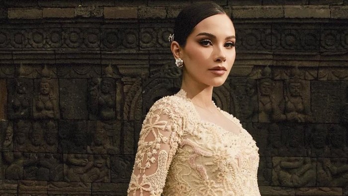 Tampil Elegan dengan Sentuhan Tradisional, Intip Gaya Alyssa Daguise di Acara 7 Bulanan Kehamilannya