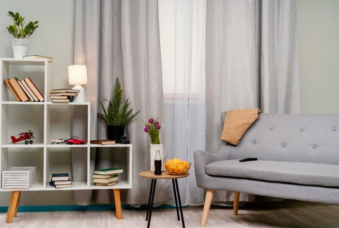 Gunakan furnitur untuk sekat. Misalnya rak rendah jadi pemisah ruang kerja dan ruang santai/Foto: freepik.com/freepik