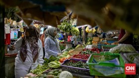Aktivitas jual beli di Pasar Tebet Barat, Jakarta Selatan, Senin (9/2/2026. Harga sejumlah kebutuhan pokok di pasaran hingga saat ini masih belum stabil. Sejumlah komoditas pangan mengalami fluktuasi harga dan diperkirakan akan kembali mengalami kena