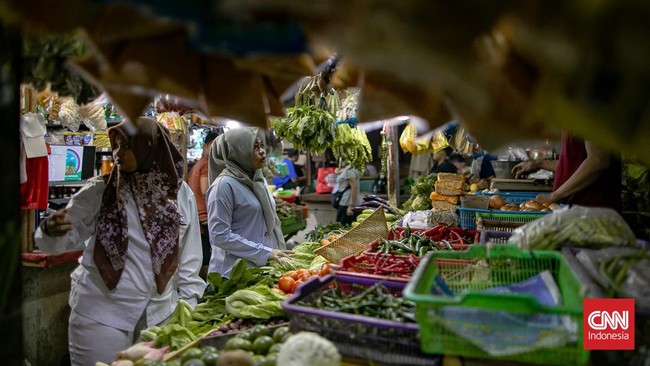 Aktivitas jual beli di Pasar Tebet Barat, Jakarta Selatan, Senin (9/2/2026. Harga sejumlah kebutuhan pokok di pasaran hingga saat ini masih belum stabil. Sejumlah komoditas pangan mengalami fluktuasi harga dan diperkirakan akan kembali mengalami kena