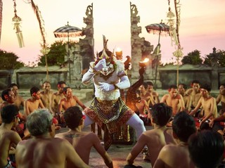 Mau Wisata Budaya di Bali? Kenali Daya Tarik Tari Kecak Uluwatu
