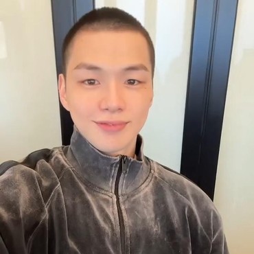 Kang Daniel Bagikan Foto dengan Rambut Baru Detik-detik Sebelum Wamil