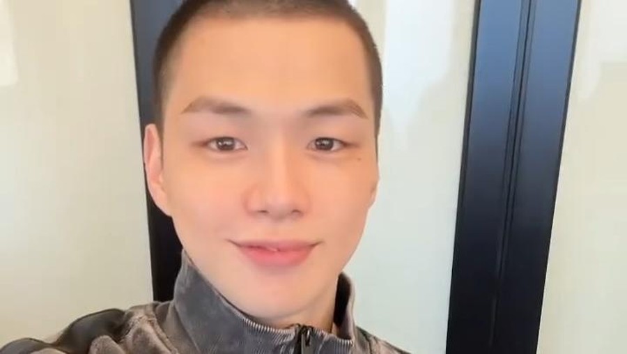 Kang Daniel siap wamil&comma; pamer kepala botak&period;