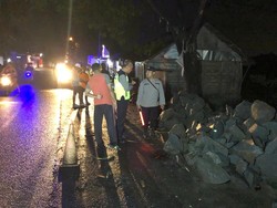 Tumpukan Batu Proyek Jalan di Mojokerto Tewaskan Pemotor Perempuan