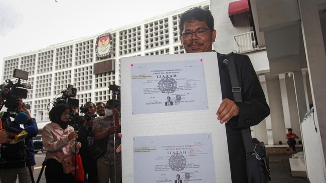Bonatua Silalahi menerima salinan ijazah Jokowi dari KPU RI. Ia menilai ada informasi yang disembunyikan dan mendorong publik untuk meneliti.