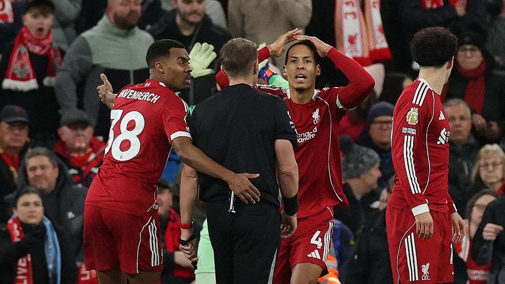 Van Dijk Beda Pendapat dengan Slot Usai Liverpool Dihajar Man City