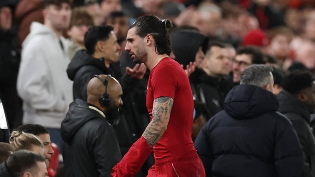 Wasit Craig Pawson memutuskan menganulir gol spektakuler Rayan Cherki ke gawang Liverpool. Ia juga memberikan kartu merah pada Szoboszlai atas insiden tersebut.