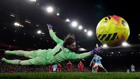 Inter Ikut Bertarung Dapatkan Alisson dari Liverpool