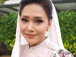 Maia Estianty Melenggang Pakai Baju Ivan Gunawan di 7 Bulanan Alyssa Daguise