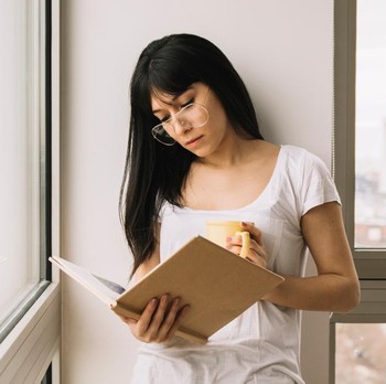 3 Ciri Kepribadian Orang yang Suka Baca Buku Menurut Ilmu Psikologi