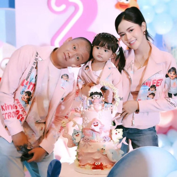 <p>Sabil lahir pada 5 Februari 2024. Melalui unggahan di Instagram, baik Denny maupun Bella turut membagikan momen ulang tahun sang putri yang&nbsp;mengusung tema <em>Baby Shark</em>. (Foto: Instagram @denny_caknan/@bellabonita_r.a)</p>