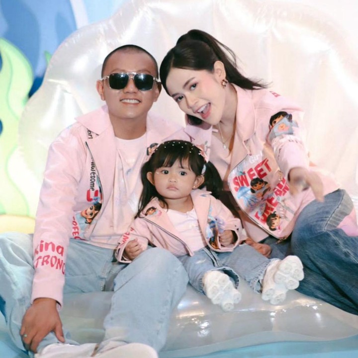 <p>"2 tahun sudah kamu hadir, Nak. Tawa kecilmu adalah kebahagiaan terbesar Bapak &amp; mama. Tumbuhlah jadi anak yang sehat, ceria, dan penuh cinta," ungkap Denny Caknan, menilik dari akun Instagram <em>@denny_caknan.</em> (Foto: Instagram @denny_caknan/@bellabonita_r.a)</p>