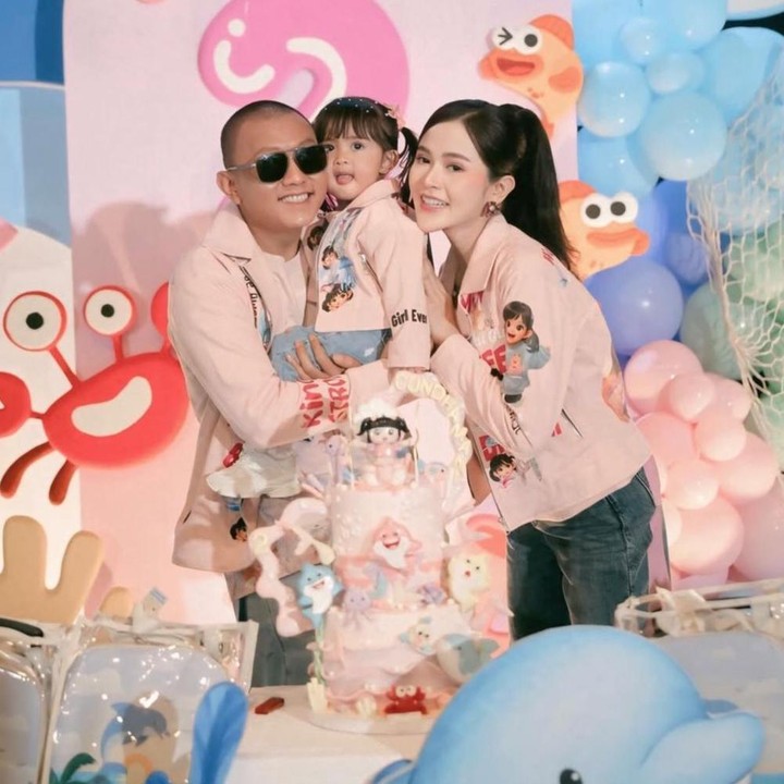 <p>Anak dari penyanyi Denny Caknan dan Bella Bonita, Sabil Maratungga Cundamani, kini sudah berusia dua tahun. Belum lama ini, Denny dan sang istri merayakan ulang tahun putrinya dengan menggelar pesta yang meriah. (Foto: Instagram @bellabonita_r.a)</p>