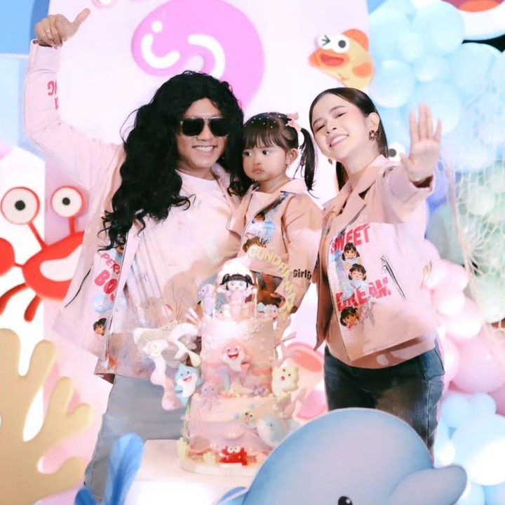 <p>Bukan Denny Caknan namanya kalau enggak tampil kocak di hari spesial sang anak. Mengintip dari salah satu unggahannya, Denny memakai wig rambut gondrong berwarna hitam dan langsung mengundang tawa netizen. (Foto: Instagram @denny_caknan/@bellabonita_r.a)</p>