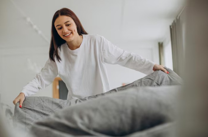 Orang yang merapikan tempat tidur di pagi hari. Mereka adalah orang yang pemikir dan kreatif/Foto: freepik.com/freepik