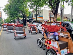 Prabowo Bagikan Becak Listrik untuk 530 Unit ke Lansia di Ponorogo