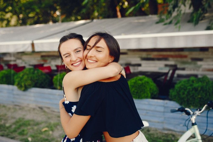 Perempuan yang hanya punya 1 sahabat memiliki kepribadian cenderung introvert. Mereka lelah banyak interaksi sosial/Foto: freepik.com/prostooleh