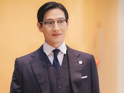 5 Potret Tampan Noh Sang Hyun, Pemeran Perdana Menteri di Drakor 'Perfect Crown'