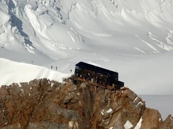 Tidur di Ketinggian 4.500 Meter, Ini Penginapan Paling Nekat di Dunia