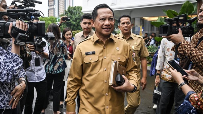 Mendagri Tito Karnavian akan terbitkan surat edaran untuk rutin melakukan kerja bakti atau korve pembersihan sampah dua kali seminggu di seluruh daerah.