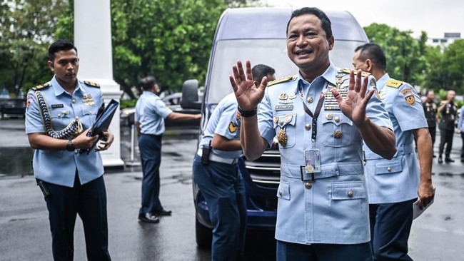KSAU Marsekal TNI Mohamad Tonny Harjono memimpin pergantian 11 pejabat strategis TNI AU untuk meningkatkan profesionalisme dan penguatan organisasi.