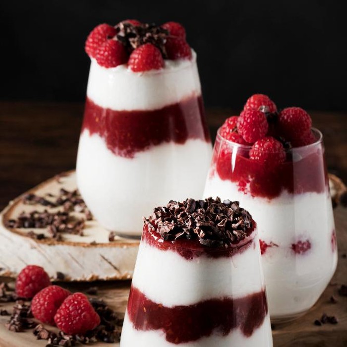 Untuk Valentine, kamu bisa membuat dessert raspberry trifle selain hanya membuat cokelat biasa.
