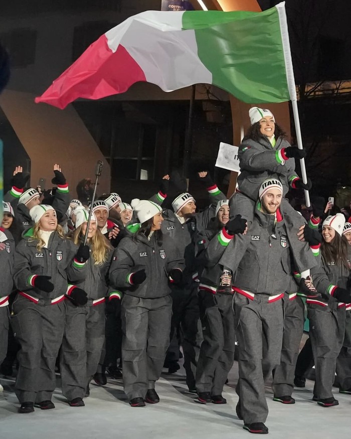 Seragam Olimpiade Tim Italia. Seragam ini dibuat oleh EA7.