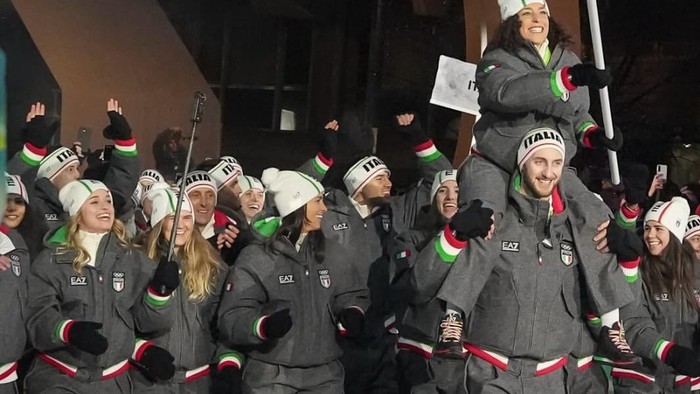 Seragam Olimpiade Tim Italia. Seragam ini dibuat oleh EA7.