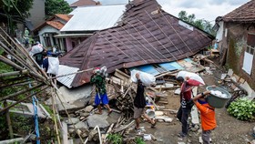 FOTO: 2.453 Orang Mengungsi Akibat Tanah Bergerak di Padasari Tegal