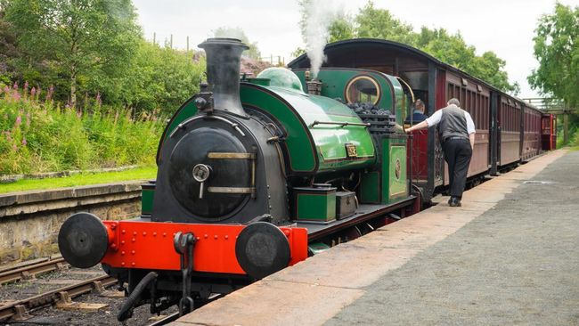 Melirik ke Inggris di tahun 1725, saat Tanfield Railways di Kota Gateshead, pertama kali beroperasi, yang diklaim sebagai rute jalur kereta tertua dunia.