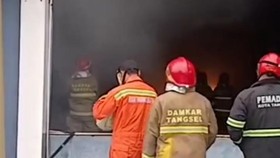 Momen Pemadaman Kebakaran Gudang Bahan Kimia di Taman Tekno Tangsel