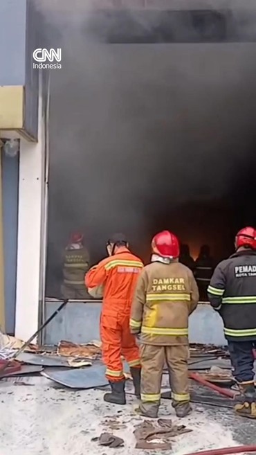 Momen Pemadaman Kebakaran Gudang Bahan Kimia di Taman Tekno Tangsel