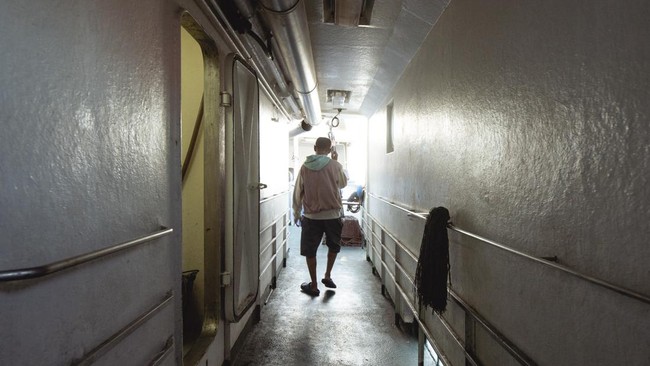 Sejumlah pria warga negara Indonesia (WNI) berbulan-bulan terkatung-katung di lepas pantai Afrika.