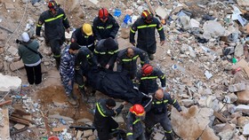 FOTO: 2 Bangunan Hunian Runtuh di Tripoli Lebanon, 15 Orang Tewas