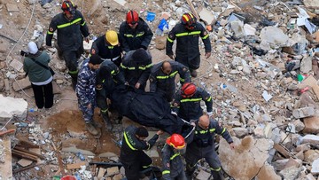 FOTO: 2 Bangunan Hunian Runtuh di Tripoli Lebanon, 15 Orang Tewas