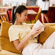 4 Ciri Kepribadian Orang yang Betah di Rumah Saja daripada Jalan-jalan