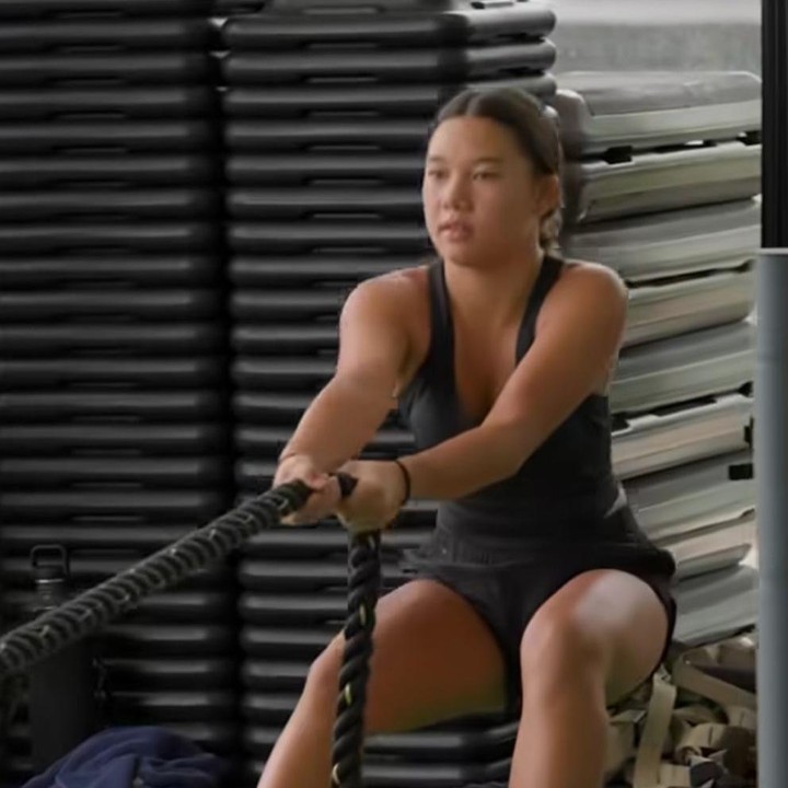 <p>Kiyomi kini&nbsp;sudah berusia 14 tahun dan mulai menekuni dunia olahraga, Bunda. Belakangan ini, ia rutin berlatih hyrox dengan berbagai latihan kekuatan dan kardio. Mengintip dari salah satu unggahannya, Kiyomi tampak sedang menjalani sesi latihan <em>battle rope</em> yang fokus pada penguatan lengan sekaligus meningkatkan daya tahan tubuhnya. (Foto: Instagram @kiyomisuebachdim)</p>