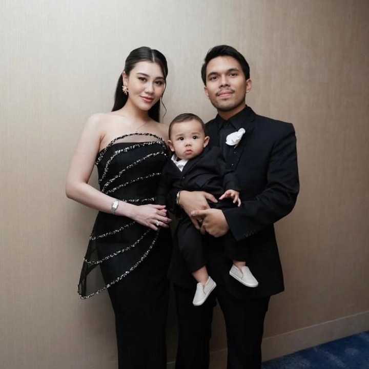 <p>Sejak awal kelahirannya, <em>Baby</em> Arash selalu berhasil mencuri perhatian banyak pasang mata. Si Kecil yang lahir pada 12 Juni 2025 ini semakin menggemaskan dan kerap tampil <em>stylish</em> di setiap kesempatan. Dalam momen ini, Arash tampak begitu keren dengan jas berwarna hitam yang elegan. (Foto: Instagram @aaliyah.massaid)</p>