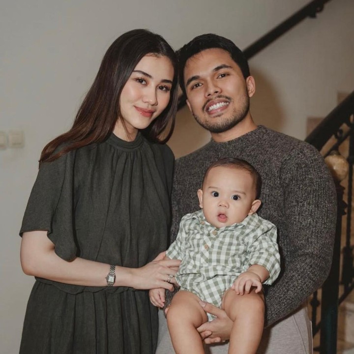 <p>Mengintip dari berbagai unggahan di media sosial, gaya<em> Outfit of The Day (OOTD) Baby</em> Arash memang sudah tak bisa diragukan lagi, Bunda. Kali ini, Arash tampil <em>all out</em> dengan <em>bodysuit</em> bermotif kotak-kotak yang <em>stylish</em> dan disebut bergaya <em>old money.</em> (Foto: Instagram @aaliyah.massaid)</p>