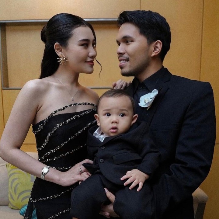 <p>Aaliyah Massaid kini tengah berbahagia menikmati perannya sebagai Bunda dari satu anak. Setelah resmi mengikat janji sucinya dengan Thariq Halilintar pada 2024, kebahagiaan pasangan ini terasa semakin lengkap dengan hadirnya putra mereka, Ahmad Arash Omara Thariq atau yang akrab disapa <em>Baby</em> Arash. (Foto: Instagram @thariqhalilintar)</p>