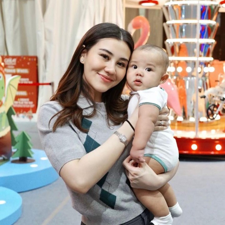 <p>Sebagai Bunda, Aaliyah pun tak jarang membagikan potretnya bersama <em>Baby</em> Arash. Dalam foto ini, Arash terlihat mengenakan <em>bodysuit</em> simpel yang nyaman. Ia&nbsp;memperlihatkan ekspresi polos dan sukses membuat netizen terhanyut gemas melihatnya. (Foto: Instagram @aaliyah.massaid)</p>
