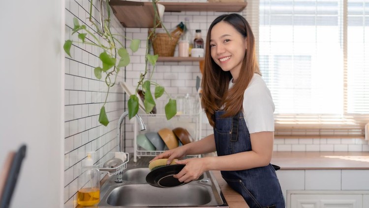 7 Ciri Kepribadian Orang yang Langsung Cuci Piring Setelah Makan