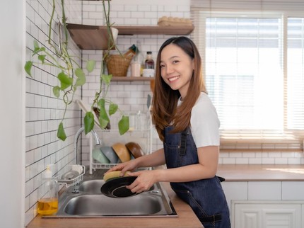7 Ciri Kepribadian Orang yang Langsung Cuci Piring Setelah Makan