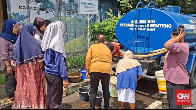 Kebakaran gudang pestisida di Tangerang Selatan mencemari Sungai Cisadane, menghentikan pasokan air PDAM. Air bersih disuplai menggunakan truk tangki.
