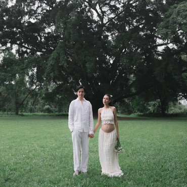 7 Foto Maternity Shenina Cinnamon Bareng Angga Yunanda dengan Bohemian Style