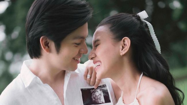 Angga Yunanda mengabarkan istrinya, Shenina Cinnamon, hamil anak pertama mereka.