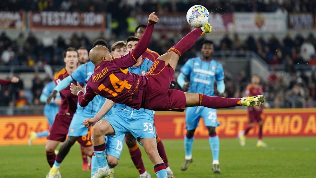 FOTO: Malen Borong 2 Gol, AS Roma Tumpas Cagliari